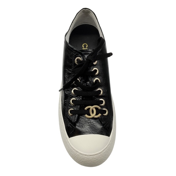 CHANEL BLACK 2024 CC LOGO PATENT CALFSKIN LEATHER LOW TOP SNEAKERS - Picture 4 of 10